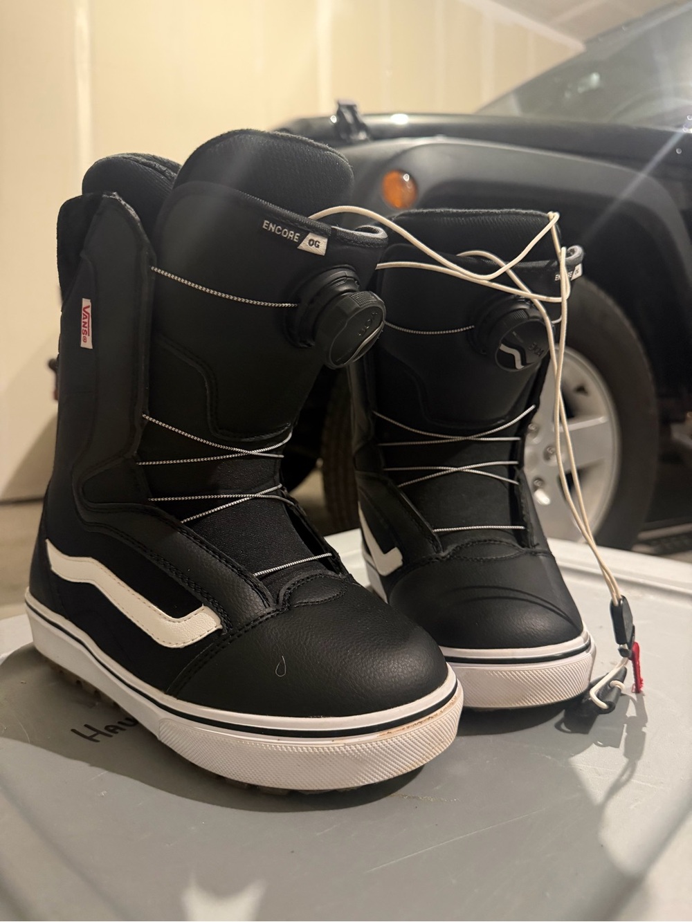 Vans Encore OG Women’s black snowboard boots with white stripe, size US 6